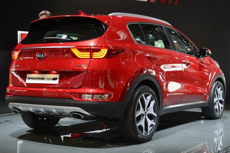 Atrás, as novas lanternas em nada lembram as da geração atual. São mais estreitas e pontiagudas, e trazem uma iluminação por LEDs ainda mais moderna, com riscos vermelhos e uma barra cromada que liga o conjunto