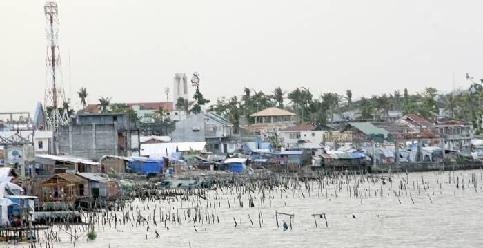 
O litoral de Tacloban, nas Filipinas, ainda
apresenta marcas da destruição em massa causada pelo tufão Haiyan, ocorrido há
seis meses. A castátrofe natural, a maior da história da região, deixou mais de
7 mil mortos e desaparecidos e destruiu cidades inteiras