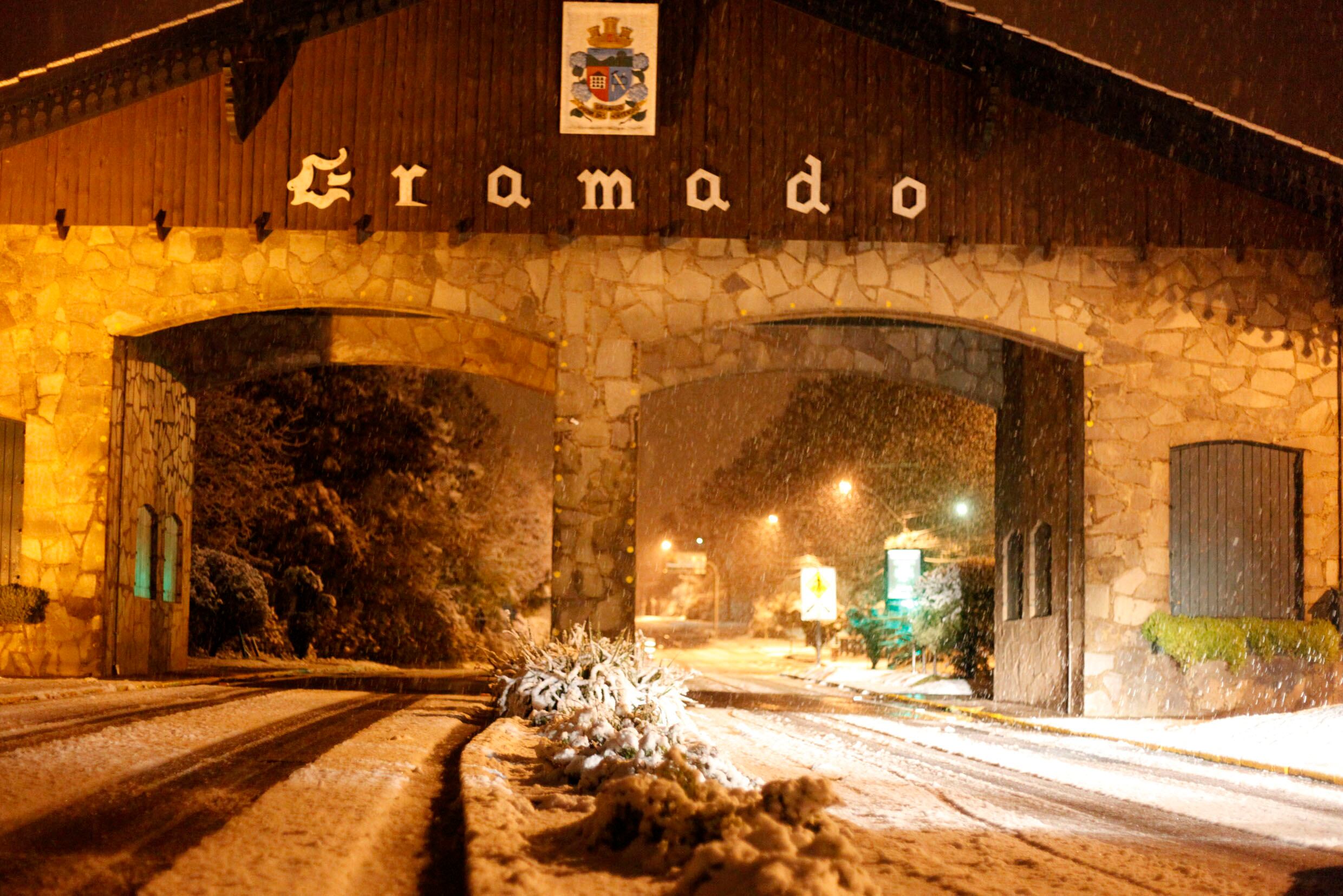 No fim da noite de segunda-feira e início da madrugada desta terça-feira, a nevasca começou a se intensificar em Gramado (foto) e em Caxias do Sul