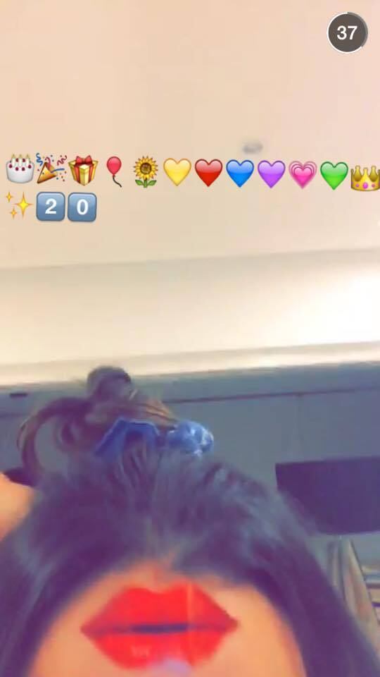 Hoje é o dia de Bruna Marquezine! E a atriz já ganhou presentes por volta da meia-noite. Em seu Snapchat, a musa teen mostrou os mimos que recebeu, inclusive, um arranhão na testa. Num vídeo postado na rede social, a atriz mostrou o pequeno machucado.

— Olha o que eu ganhei de aniversário: um arranhão bem no meio da testa

Acesse o R7 Play e assista à programação da Record quando quiser