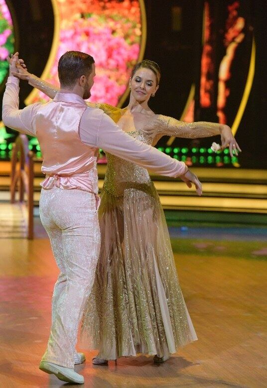 Com muita classe, Bianca Rinaldi encarou o foxtrote ao lado do técnico Tutu 