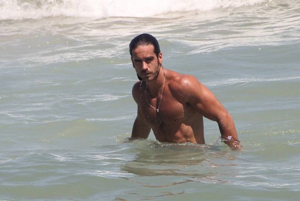 Marcos Pitombo aproveitou esta quinta-feira (09) para sensualizar no Leblon, no Rio de Janeiro

