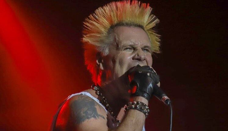 Supla revela que foi traído por um colega de banda 

Em entrevista recente, o cantor Supla fez uma revelação bombástica de uma traição que sofreu. Sua namorada da época estava se relacionando com um integrante da sua banda. Ele contou que, assim que descobriu, acabou o namoro e, em relação ao amigo da banda, confessou: "Mandei ele embora".

Acompanhe A Hora da Venenosa e as principais notícias no Balanço Geral! De segunda a sexta, a partir das 11h50; e a edição especial de sábado, às 13h, na tela da RECORD.
