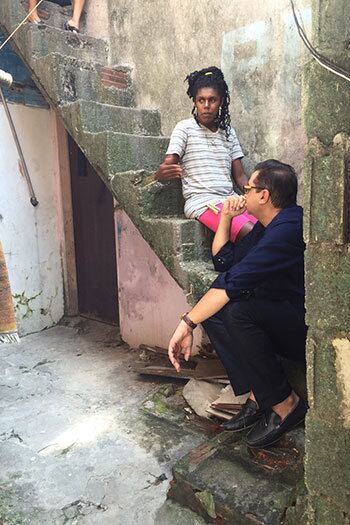 Tudo o que os filhos tem é doado: "Eu estava passando uma necessidade e, quando ele [MC Bolinha] chegou da Bahia, abriu a geladeira e não viu nada, perguntou: 'Nossa, mãe! Por que os meus irmãos tão sem comer?'" 


+ Assista a matéria!

+ Aproveite e confira as matérias do programa Domingo Show

+ Já curtiu a página do Domingo Show no Facebook? É só clicar!

+ Siga o Domingo Show no Twitter e receba conteúdos exclusivos!