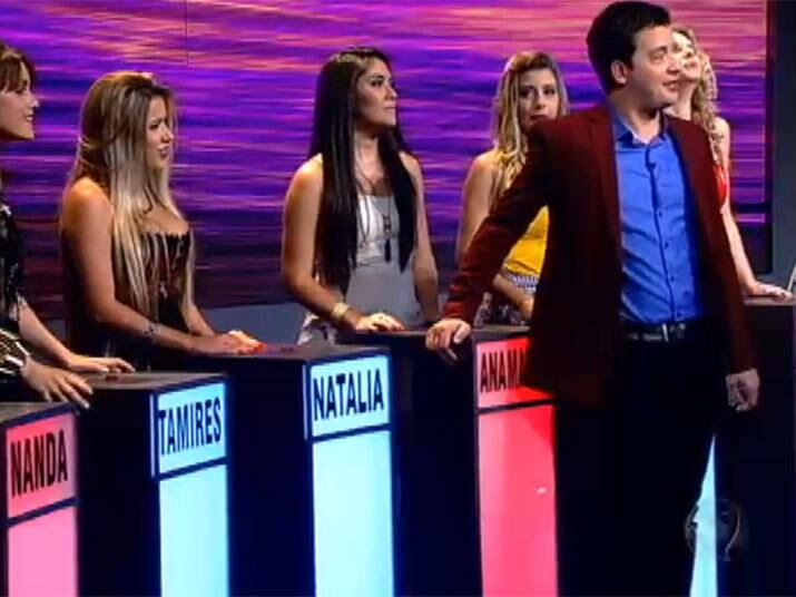 

A partir de cada nova informação que receberem sobre o
pretendente, as mulheres decidem se permanecem na disputa ou não. A garota que
terminar com a luz acesa no púlpito é a escolhida por ele

+ Vídeo: Candidato consegue fato inédito no Me Leva Contigo

+ Vídeo: Jovem empresário e modelo se despede do Me Leva Contigo sem acompanhante

+ Rafael Cortez sobre possível affair com participantes: “Espero ela sair do programa”
