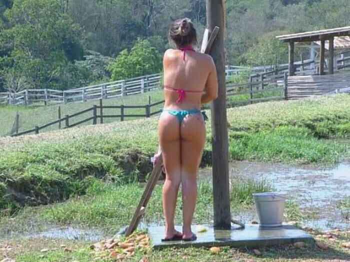 Em um dos dias que passou no celeiro, musa esbanjou sensualidade
+ Exclusivo! Chris Flores visita A Fazenda e fala sobre o jogo e os peões. Leia
+ Estratégia? Fazendeiras Pepê e Neném vetam Equipe Avestruz na Prova da Chave
+ Com 27,91% dos votos, Cristina é a eliminada da semana. Relembre a trajetória da peoa
+ Cristina Mortágua chora e revela que gostaria de ter sido dona de casa
+ Felipeh: "Isso aqui é uma máquina de moer gente. Cada dia vai um para o processador"
+ Cristina deixa Felipeh sem palavras: "Teu objetivo é desestruturar as pessoas"