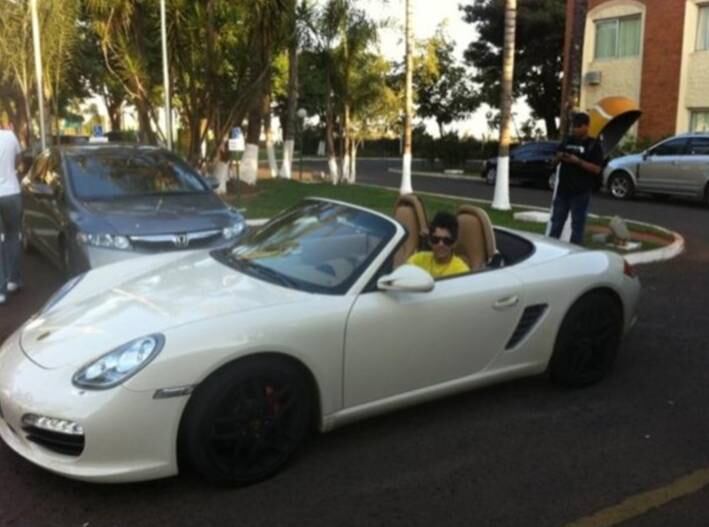 Gusttavo Lima

Lamborghini Gallardo

Valor: R$ 367 mil

Quantidade de shows para comprar o carro: 2

Shows por mês e quantos carros do mesmo modelo poderia comprar: 20 shows de R$ 300 mil (R$ 6 milhões) = 16 carros
