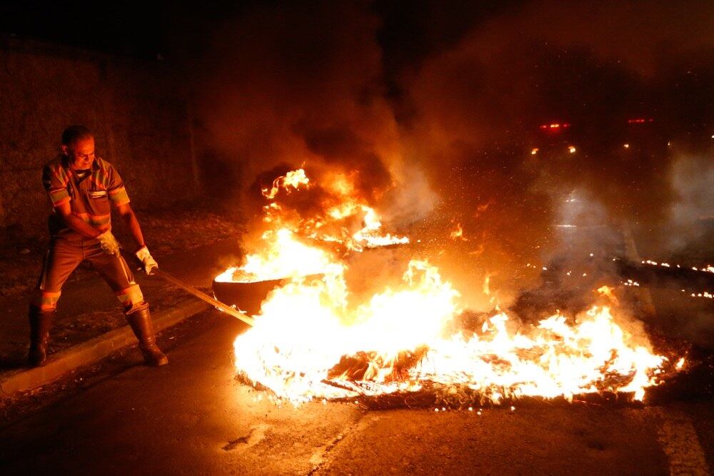 Os atos de taxistas começaram ao meio-dia na prefeitura,
após o anúncio das novas regras, e se intensificaram depois das 17h. No
Corredor Norte-Sul, um motorista tentou avançar sobre os taxistas, que estavam
fora dos carros, e houve confusão. Cinco motoristas acabaram atingidos nas
pernas, com ferimentos leves