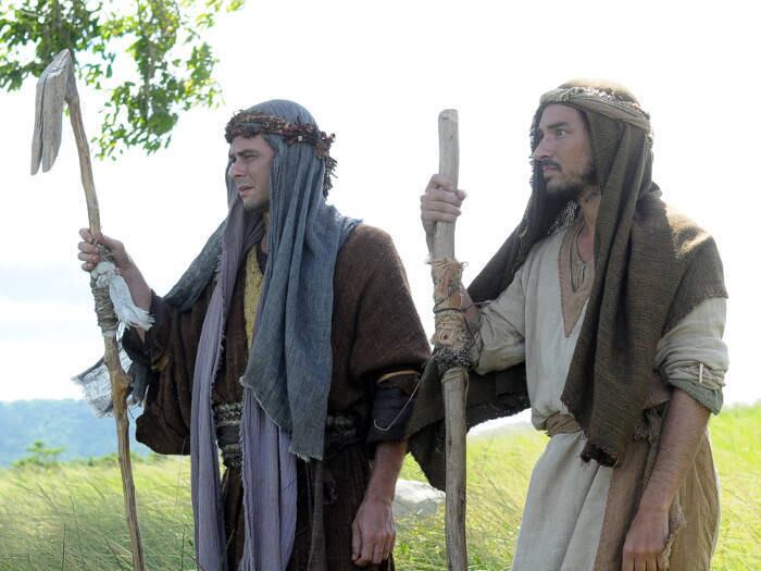 Embora seja muito fiel ao exército romano,
Fídeas não concorda com a opressora forma de dominação sobre os hebreus e sente
enorme culpa ao ter de executar Mordecai (Cadu Fávero), o líder os zelotes


+ Assista aos melhores momentos do capítulo O Leproso de Genesaré

+ Julianne Trevisol fala sobre Zilá, a misteriosa personagem do episódio O Endemoniado de Gerasa

+ Micael Borges dá show de interpretação em Milagres de Jesus; veja fotos do galã
