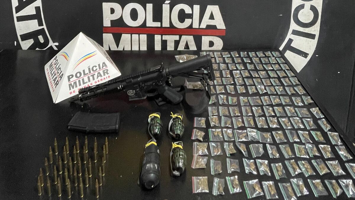 Suspeito fugiu e não foi localizado; no imóvel, havia armamento de uso restrito, explosivos e entorpecentes