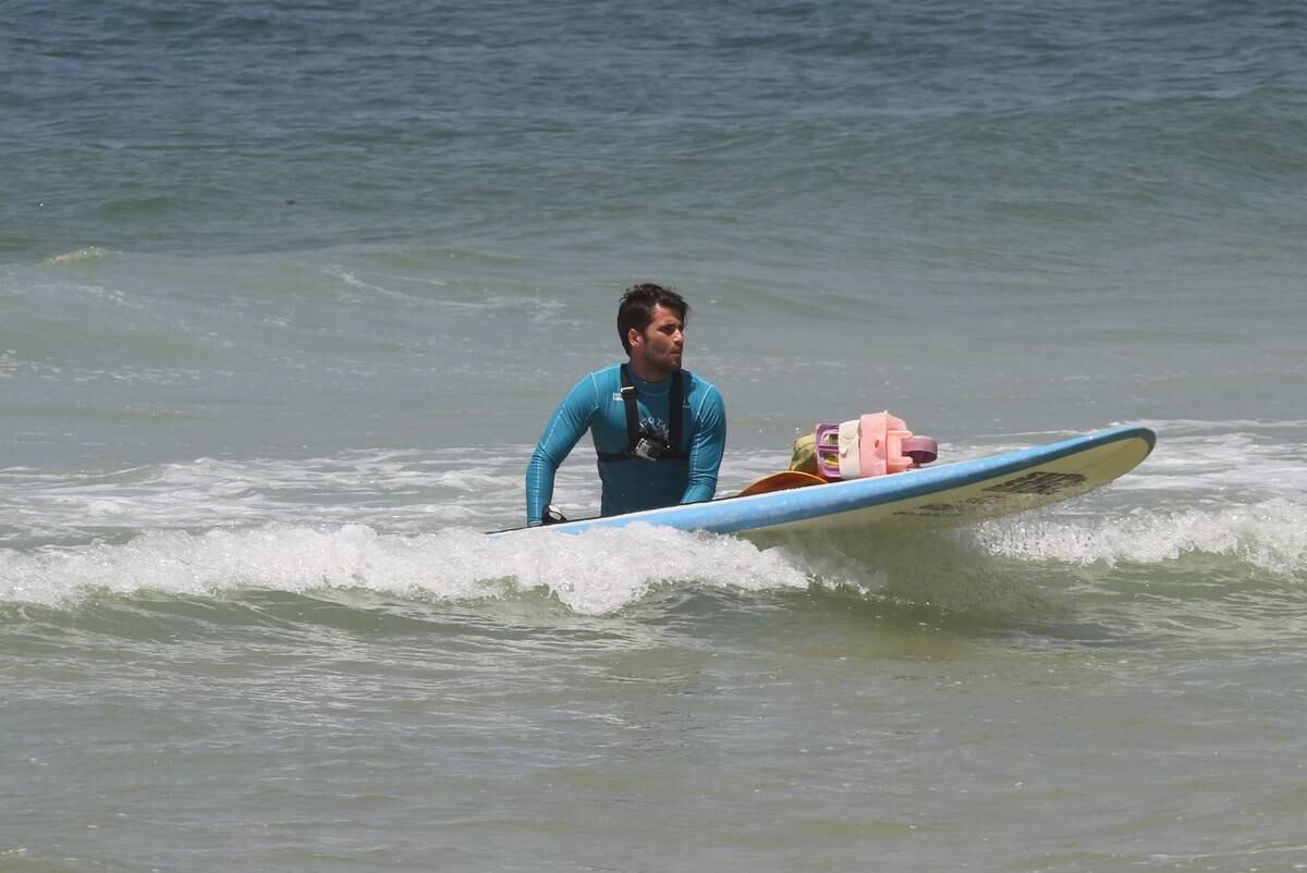 Bruno Gagliasso e Ricardo Pereira praticam stand up paddle na praia da Barra da Tijuca, no Rio