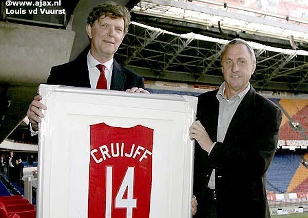 Este caso se repetiu com o holandês Johan Cruyff. Ídolo da
Holanda e também do Ajax, a camisa número 14 usada por ele foi aposentada e não
pertence mais ao plantel do clube holandês