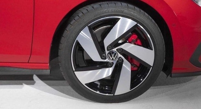 Roda com cinco aros e o desenho já visto em outras versões: disco de freio parece grande no GTI