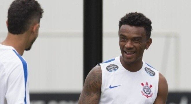 Corinthians ficou com metade dos direitos econômicos de Paulo Roberto