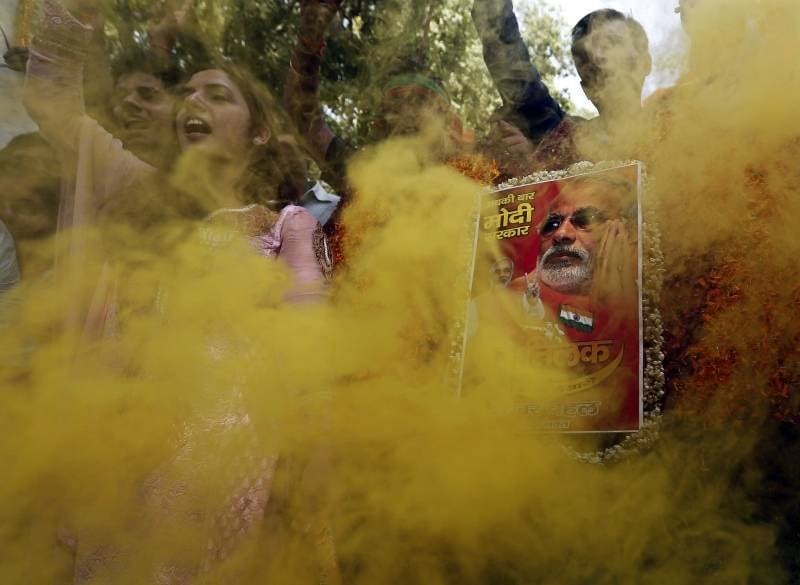 Partidários do partido
indiano Bharatiya Janata seguram um retrato do nacionalista Modi,
candidato a primeiro-ministro do país, durante comemorações em frente à base do
partido, em Nova Délhi. Modi será o próximo primeiro-ministro do país, tendo
ganhado as eleições com uma larga vantagem