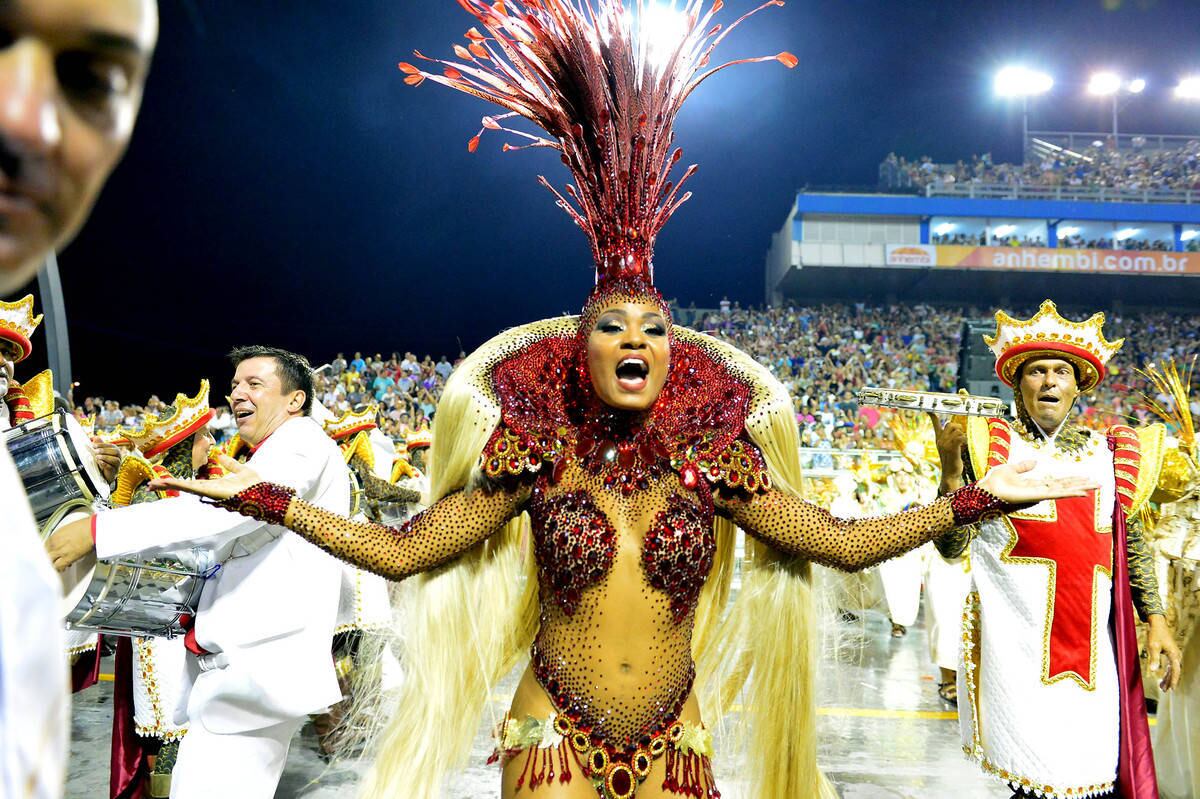 Para completar o figurino luxuoso, avaliado em R$ 25 mil, a assistente de palco do programa Hora do Faro, da Rede Record, usou uma espécie de costeiro feito de cabelo natural