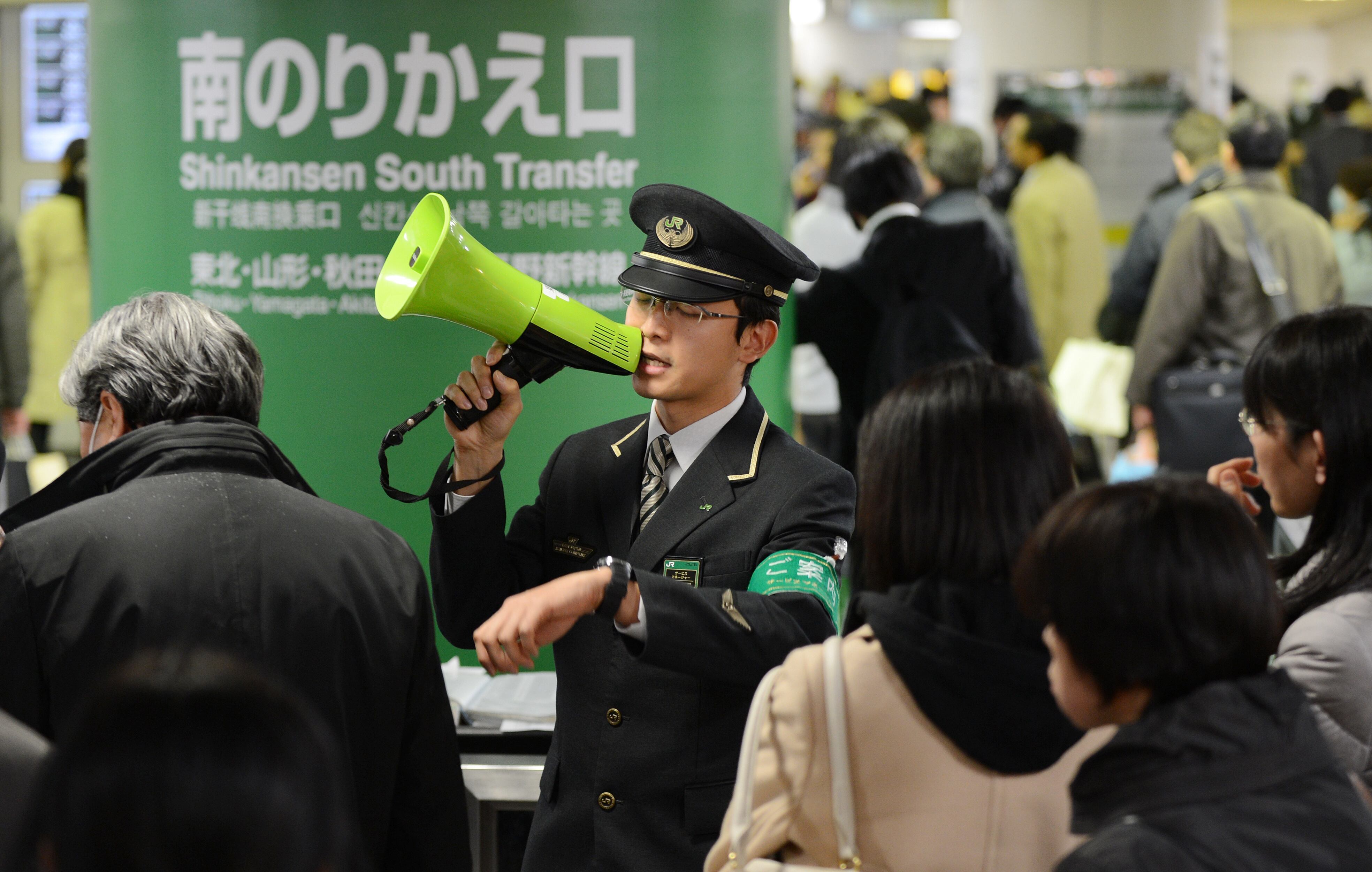 As redes de transporte terrestre e aéreo do Japão recuperaram em sua maior parte a normalidade duas horas depois do terremoto, que fez com que o aeroporto de Narita fechasse durante alguns minutos suas pistas, antes de retomar sua atividade habitual