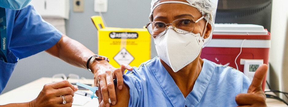 Maria Bom Sucesso foi a primeira vacinada no Estado