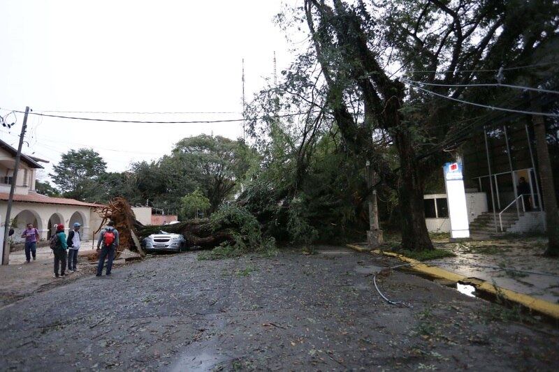 Além disso, diversos bairros amanheceram sem energia elétrica. Em nota, a AES Eletropaulo informou que as chuvas "atingiram diversos pontos da área de concessão da AES Eletropaulo, principalmente o município de Embu-Guaçu. Já na capital paulista, as zonas Sul e Oeste foram as mais atingidas. Parelheiros, Pompéia e Lapa foram os bairros mais impactados"