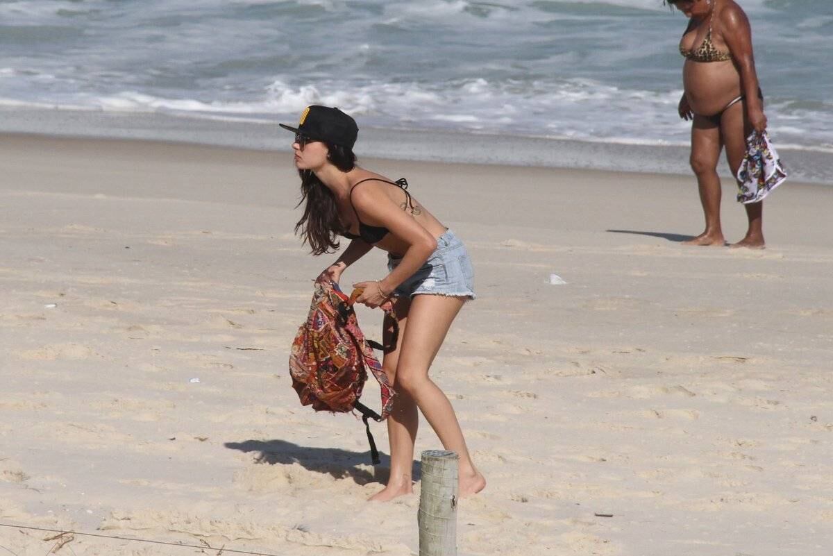Isis Valverde esteve na praia da Reserva, no Rio