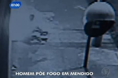 Morador de rua percebeu o fogo e se afastou das chamas