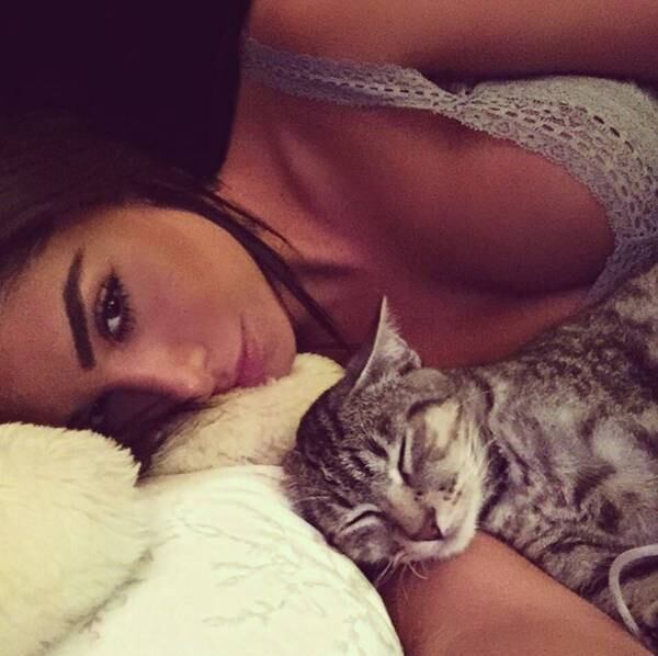 E ela tem um gatinho que é seu xodó. Quem gostaria de dormir coladinho na modelo no lugar do gato?