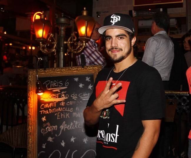 O ator Caio Castro é quase um rei das baladas. Ele é visto e fotografado com frequência em baladas, sozinho e acompanhdo