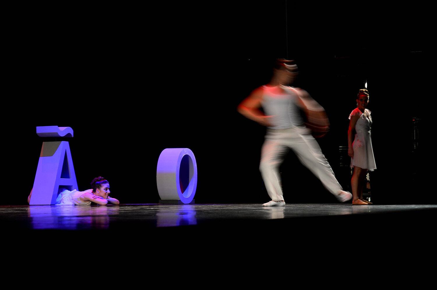 Espetáculo de balé, dirigido por Jorge Takla, reúne a história de 40 anos da Cisne Negro Cia de Dança 
