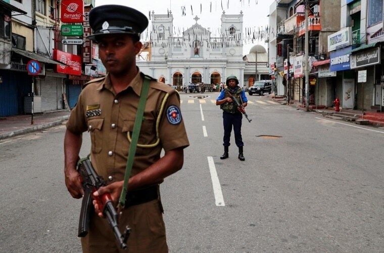 Militares fazem segurança de igreja em Colombo
