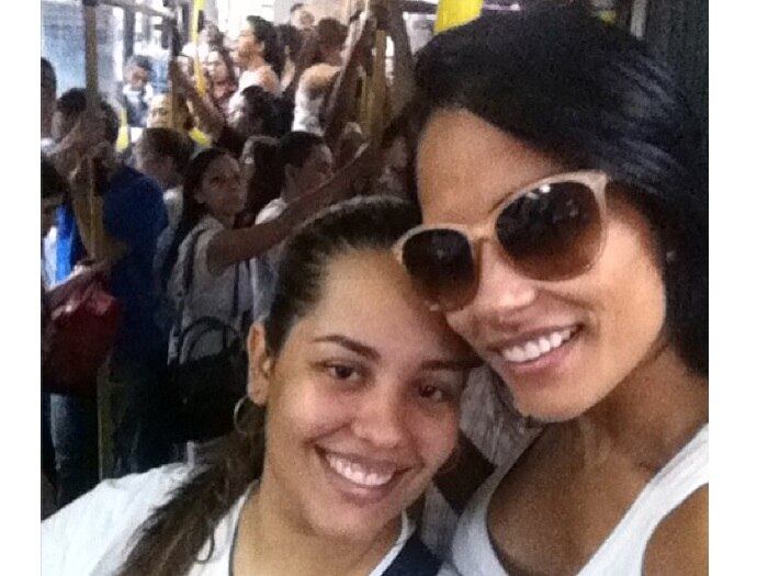 A ex-BBB Kelly Medeiros encarou um ônibus lotado após fazer compras na rua 25 de Março, em São Paulo