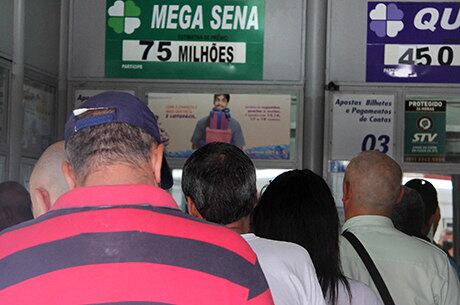 Matemático diz que chance de apostador faturar bolada é a mesma de uma pessoa que não jogou. Prêmio deve chegar a R$ 75 milhões