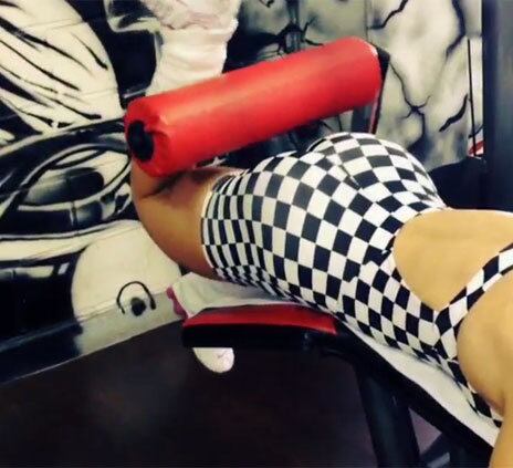 Na mesa flexora, são 12 repetições

+ VÍDEO: Juju vai ao evento de luta livre que atrai milhões nos EUA e entrevista super astro
+ Sem largar os treinos até na lua de mel, Juju Salimeni desfila corpaço trincado nas Bahamas
+ Assista às íntegras do Legendários no R7.com/Play!
