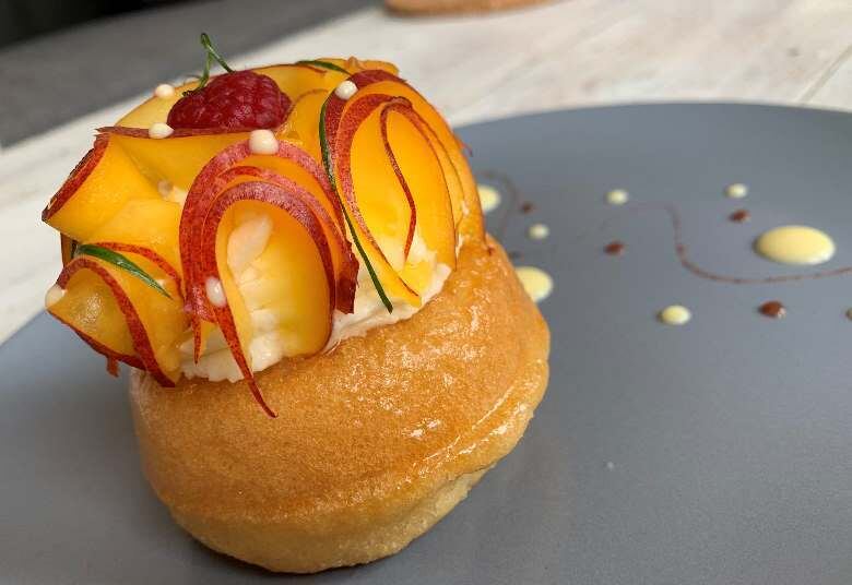 Baba au Rum
Por Mariane Kolchraiber

Ingredientes para a massa:

50 g de açúcar
40 ml de água
15 ml de rum 
Zests de Laranja 
Zests de Limão 
Canela em pau 
Baunilha 

Ingredientes para o creme:
 
200 ml de creme de leite 
25g de açúcar
1 fava de baunilha 

Preparo:

Pré-aqueça o forno a 180 ° C  e unte as formas de bolo pequenas. Enquanto isso, misture o açúcar e os ovos inteiros e adicione a manteiga derretida, farinha, fermento e misture até obter uma massa suave. Despeje a massa na forma e cozinhe por 15 minutos.  Abaixe a temperatura para 150 ° C e asse por mais 15 minutos.
Para preparar a calda, leve  leve a água e o açúcar para ferver em uma panela e adicione o rum,  zests e especiarias. Deixe ferver por 3 minutos. Para finalizar, desenforme o baba e em uma tigela e com o auxílio de uma concha despeje a calda no bolo até que absorva o líquido. Deixe esfriar.
Depois, bata o creme de leite e o açúcar com baunilha até atingir o ponto de chantilly. Quando tudo estiver pronto, acrescente o baba com as suas frutas prediletas.

Dica da chef: use frutas vermelhas para essa data especial!

