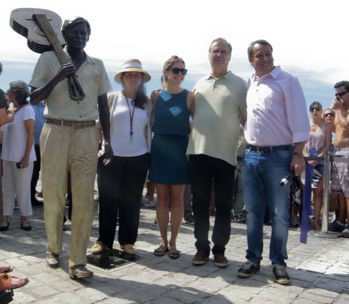 A inauguração contou com presença de familiares e amigos de Tom, além de representantes da prefeitura