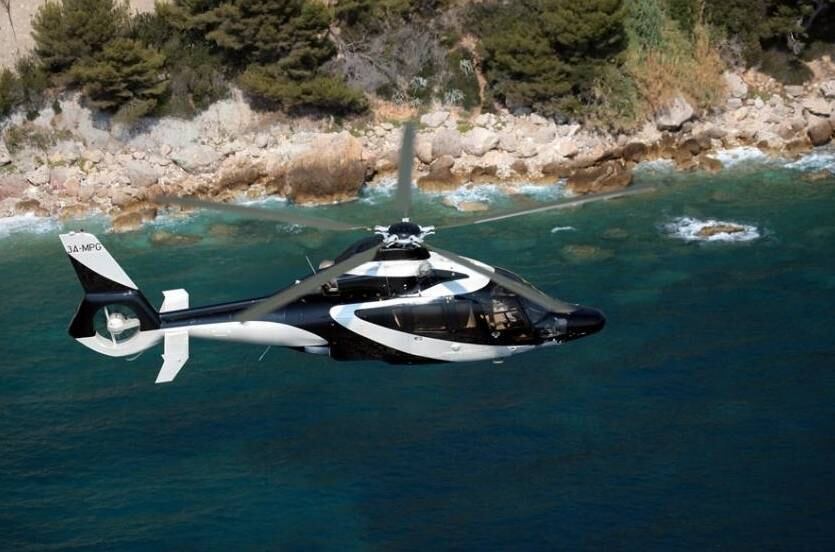 É uma aeronave que pesa 5 toneladas e pode chegar a 324 km/h 