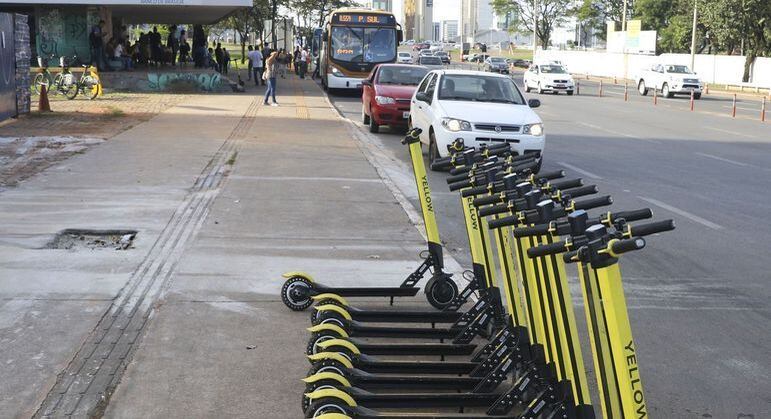 Estações para parada de patinetes devem agora ser sinalizadas aos usuários