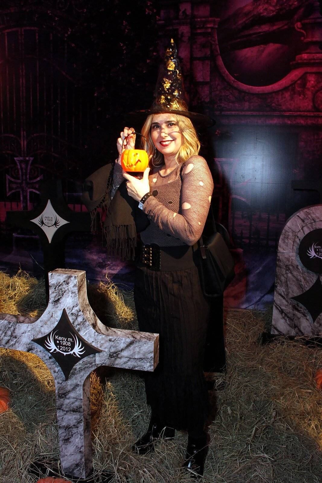 Mylena Ciribelli, apresentadora do Esporte Fantástico, da Record TV, prestigiou o evento vestida de bruxa