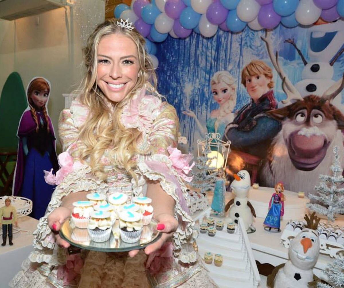 Janaina Jacobina comemora aniversário vestida de princesa da animação Frozen