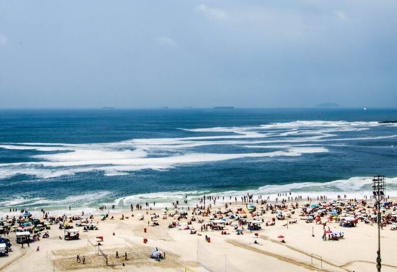 A espuma branca não afastou banhistas no fim de semana