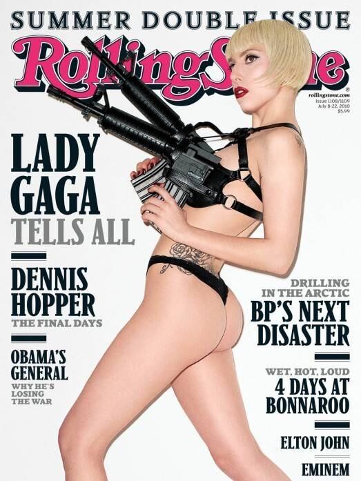 Lady Gaga posou toda sensual com armas para a
revista Rolling Stone. Alguns leitores da revista não gostaram da referência
violenta