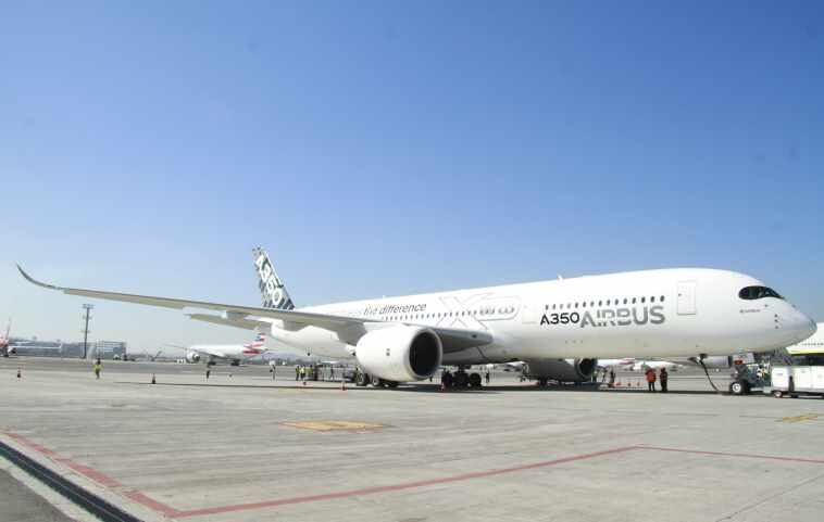 O tour de testes teve
duração de três semanas e começou em Toulouse, na França. A primeira
rota incluiu destinos como Canadá e Frankfurt (Alemanha). A segunda passou por
Hong Kong e Cingapura, depois o avião ainda passou por Johannesburgo (África do Sul) e Sydney (Austrália). Da cidade australiana, o voo foi feito para Auckland (Nova
Zelândia), Santiago (Chile) e São Paulo. A aeronave ainda passará por Doha (Qatar) e
Perth (Austrália)