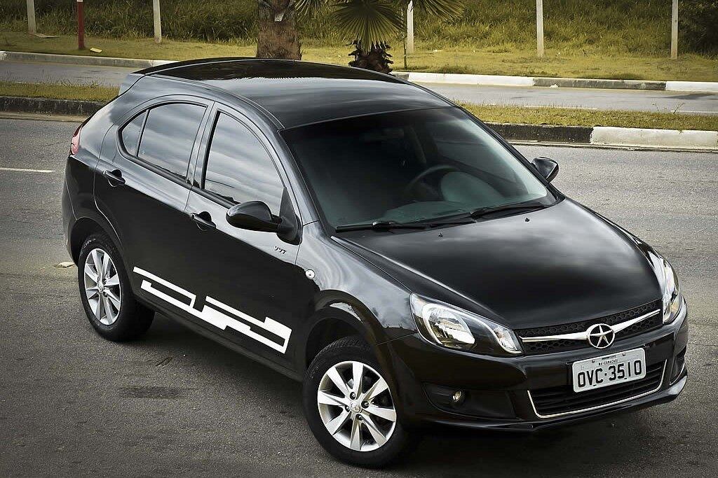 9°) Jac J3S: R$ 39.990 - O hatch da marca chinesa tem sua versão de entrada sem rádio e com ar-condicionado e direção assistida de série. O motor é 1.5 de 27 cv de potência e um interior bem espaçoso. 
