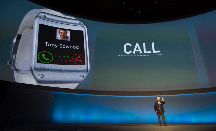 2013: Samsung Galaxy Gear
Em setembro de 2013, a Samsung lançou o Galaxy Gear. Desde então, a empresa já lançou novas versões do relógio. Enquanto as primeiras versões só funcionavam se estivessem próximas de um smartphone Galaxy, este ano a empresa lançou o Galaxy Gear S, o primeiro a ter conexão 3G. Isso significa que ele não precisa estar pareado com um smartphone para ter acesso à internet
