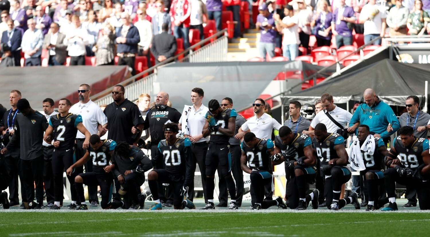 Elenco dos Jaguars protesta durante o Hino Nacional dos Estados Unidos