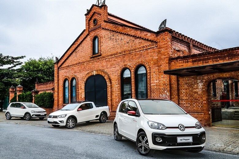 A Volkswagen lançou nesta quinta-feira (20) a série especial Pepper, de visual esportivo, para Up e Saveiro. Lançada em 2015 exclusivamente no hatch Fox, a configuração teve ótima aceitação — vende mais que a versão topo de linha Highline — e por isso tem seu cardápio ampliado para o hatch pequeno e a picape. O pacote basicamente "apimenta" o design do trio, sem oferecer qualquer melhoria de desempenho. Veja os detalhes a seguir