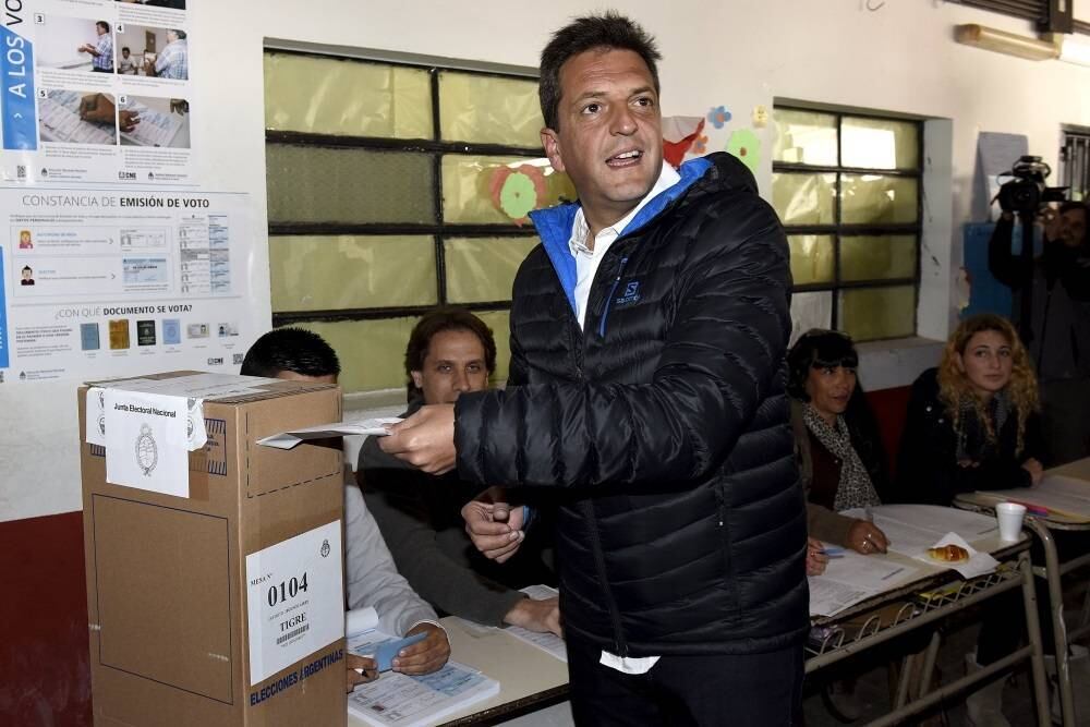 Apesar de as eleições já estarem polarizadas entre ambos, um terceiro candidato pode surpreender. Sergio Massa (foto), ex-chefe de ministros de Kirchner, possui 20% das intenções de votos. 
Esta eleição marca o fim de 12 anos do "kirchnerismo" com as presidências de Cristina e seu falecido marido e antecessor, Néstor Kirchner. Para seus partidários, eles foram responsáveis por estimular o crescimento, proteger a indústria argentina e ajudar os pobres depois de uma enorme crise econômica em 2001-02