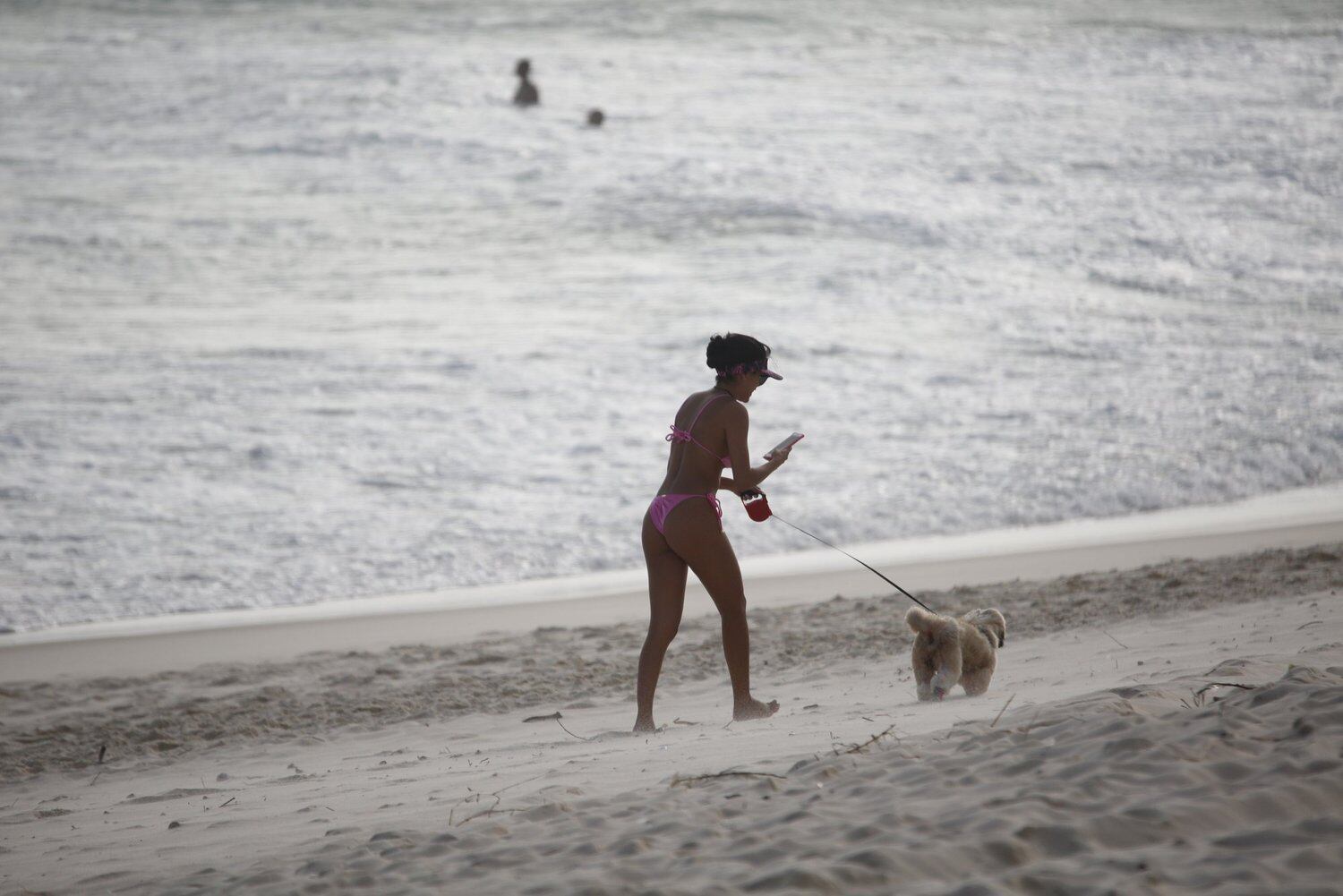 Munik mostra suas novas próteses de silicone em dia de praia no Rio