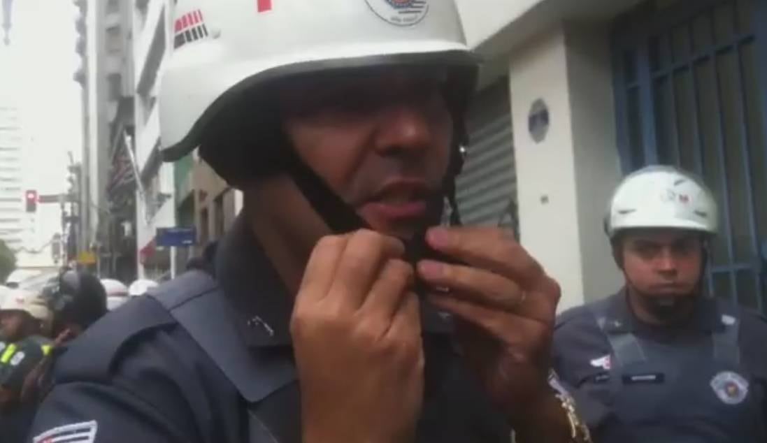 Nome do policial não era visível no momento da abordagem, apenas um código de letras e números estava no colete dele