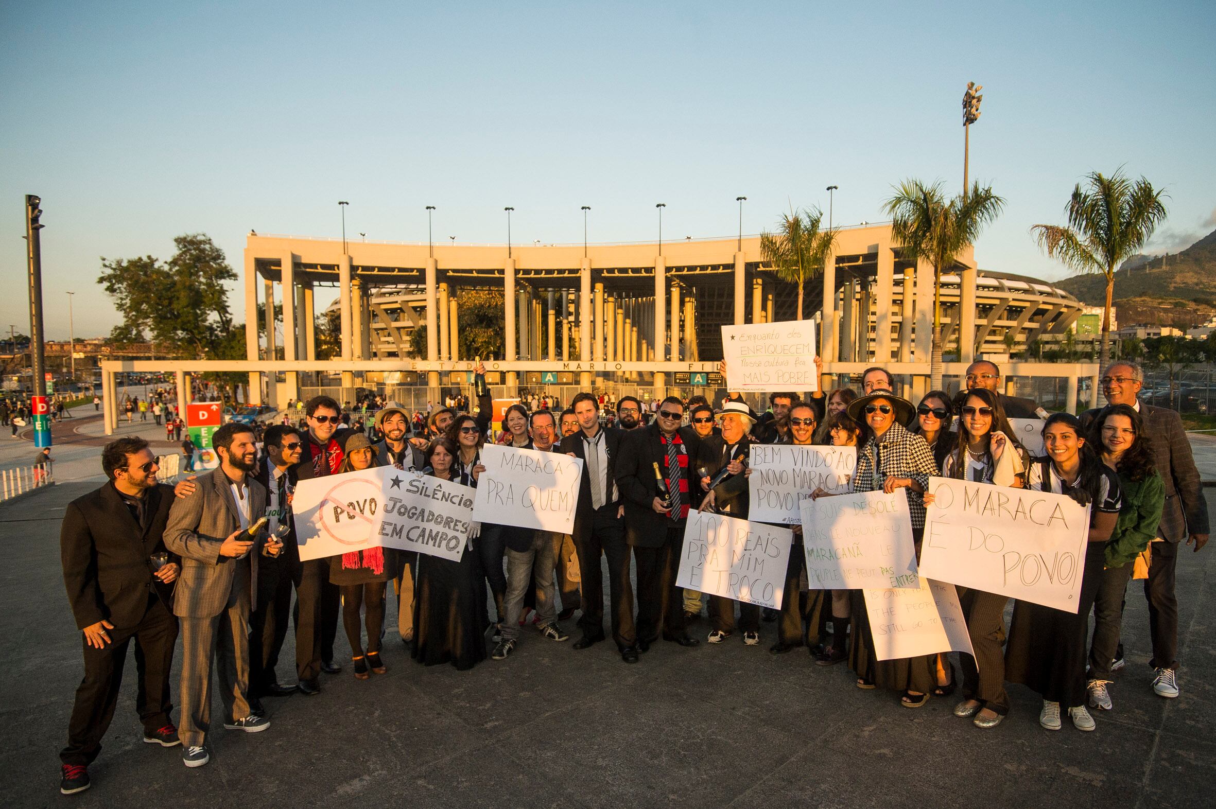 Antes do clássico entre Flamengo e Botafogo, torcedores vestiram terno e gravata para protestar na frente do Maracanã contra o alto valor do ingressos para a partida. Leia mais
