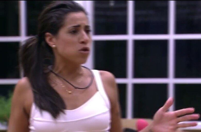 Sobrou até para Monica Iozzi! No dia do cinema do líder de Juliana, os brothers Tamiel, Geralda e Renan elogiavam a apresentadora. Até que a dançarina decidiu criticá-la! A morena disse que, apesar de achar a atriz inteligente, ela não dava risada das piadas dela